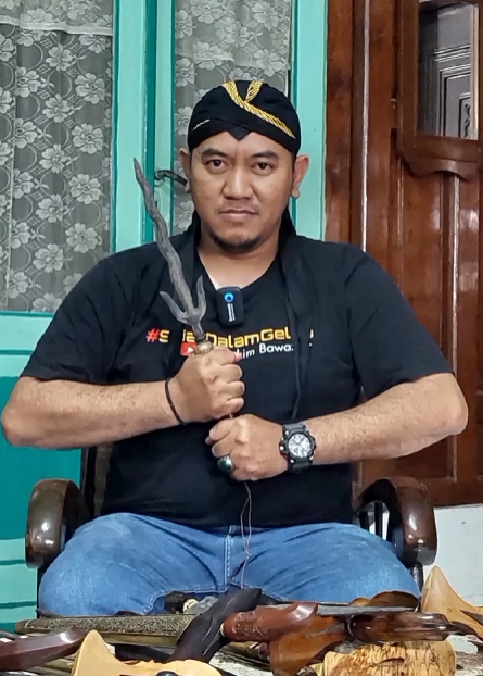 memasuki raga mediator, Sadi Pamungkas, Ki Jarot juga membuka dan menceritakan silsilah Ustad Hakim Bawazier yang merupakan keturunan dari Prabu Siliwangi.