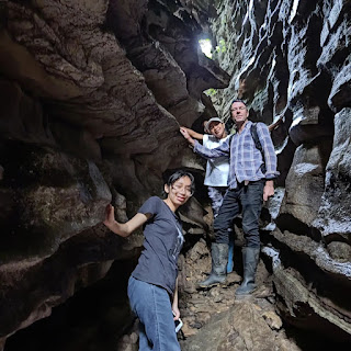 Visitantes maravillados explorando los laberintos naturales de El Churo y sus impresionantes formaciones geológicas.