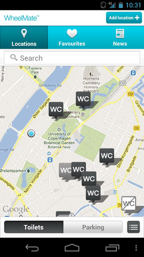 Descrição: A imagem é vertical retangular colorida. No alto, do lado esquerdo, a palavra WheelMate, em azul claro. Na mesma linha, um botão escrito "Add location" e o símbolo de mais. Abaixo, três botões azuis em linha horizontal, um grudado no outro. No primeiro, locations, o segundo, favourites e o terceiro news. O fundo é azul e as letras são brancas. Abaixo, um espaço com uma lupa no canto esquerdo ao lado a palavra Search. Abaixo um mapa com várias indicações de WC em preto e letras brancas. Abaixo do mapa dois botões horizontais. O primeiro com fundo preto e letra branca onde se le "Toilets" e o segundo com fundo branco em letras pretas "parking". Abaixo uma linha preta horizontal no qual tem três ícones que indicam retorno, página atual e outra página. Fim da descrição.