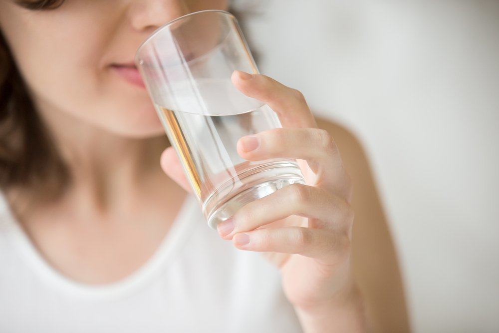 Benarkah Minum Cukup Air Putih Bikin Kulit Cerah Bersinar 