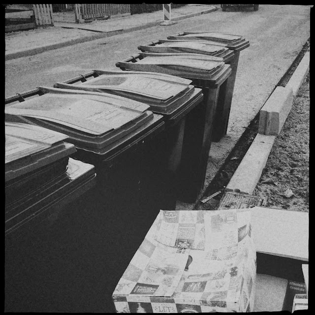 Papierbakken langs de straat. Hipstamatic: Doris + US1776. Foto: Robert van der Kroft
