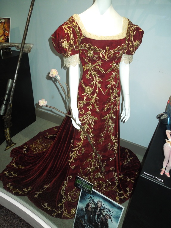 Snow White Huntsman coronation gown sceptre 