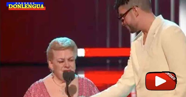 Bad Bunny le sujetó el micrófono a Paquita la del Barrio durante los Premios Billboard