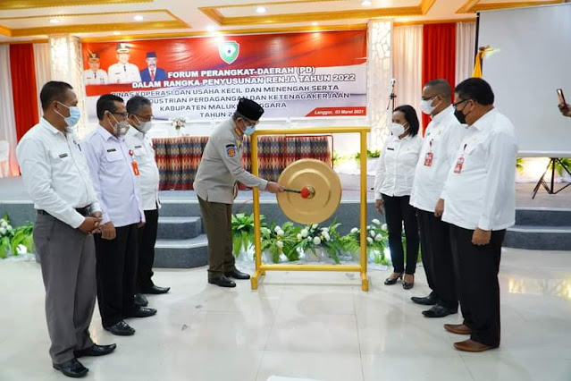 Thaher Hanubun Buka Forum Perangkat Daerah Disperindagnakerkop UKM Maluku Tenggara.lelemuku.com.jpg
