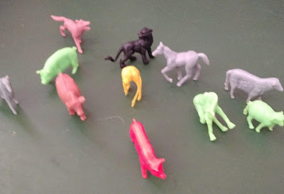 Miniatura de plástico de animais de fazenda: cavalo, porco, carneiro, cavalo , cachorro e alguns selvagens: pantera, lobo, - ao todo 11 - média 4cm de comprimento e altura entre 2 e 4 cm R$ 15,00