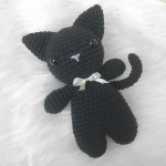 http://zoecreates.co.uk/shadow-the-black-crochet-cat/