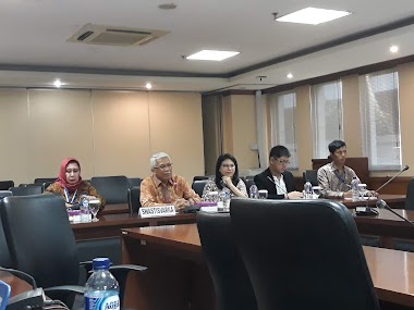 Warga Lanjut Usia Curhat Ke Senator