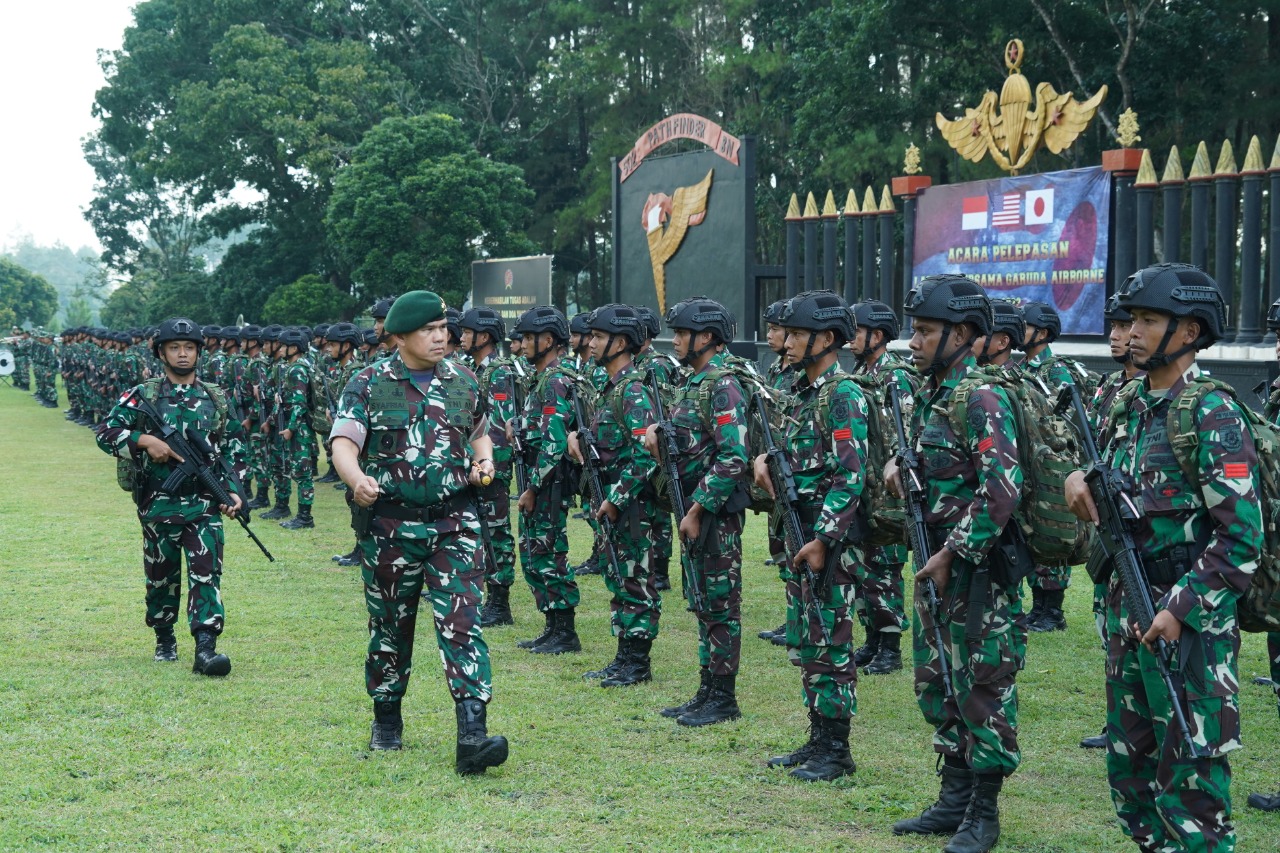 Mayjen TNI Syafrial Melepas Keberangkatan Prajurit Lintas Udara Divif 2 Kostrad Dalam Rangka Latma Garuda Airborne TA. 2022