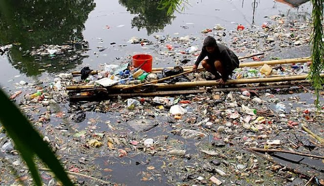 Kumpulan sampah di sungai