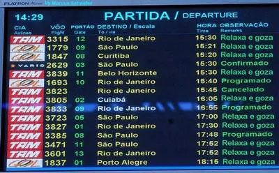 Painel de aeroporto com Relaxa e Goza