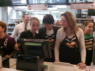 Las concejalas de Ciudadanos Ponferrada, en el McHappy Day de McDonald´s.