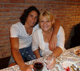 Edinson Cavani and his mother (Berta Gomez) at a restaurant