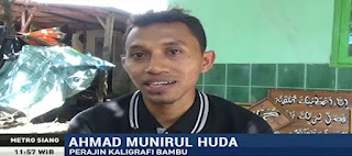 Dikerjakan seorang diri, di teras depan rumahnya. Ahmad Munirul Huda, pengrajin kaligrafi asal desa Mergayu, kecamatan Bandung, TulungAgung, Jawa Timur ini mengerjakan pesanan kaligrafi dari bambu.