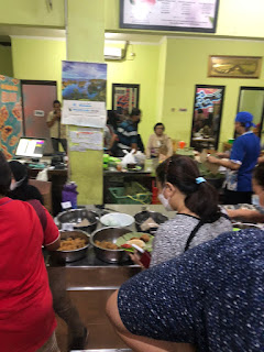 Makan enak di Cirebon Makanan Khas Cirebon Bu Nur Nasi Jamblang