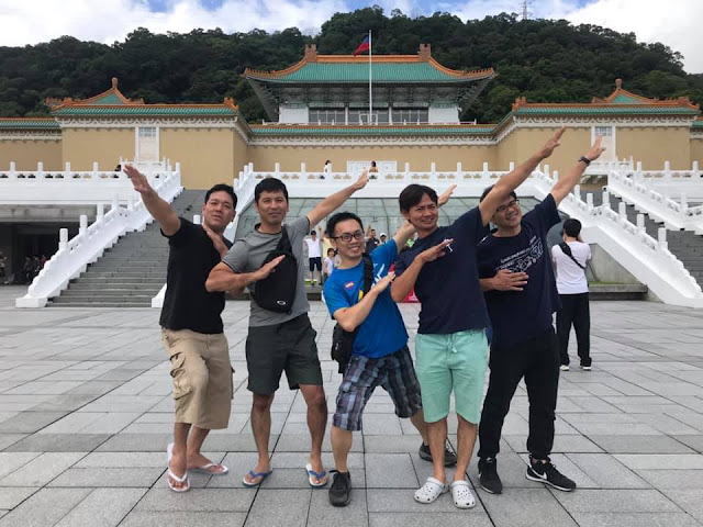 2018年與本部的師兄弟在台北故宮前合影