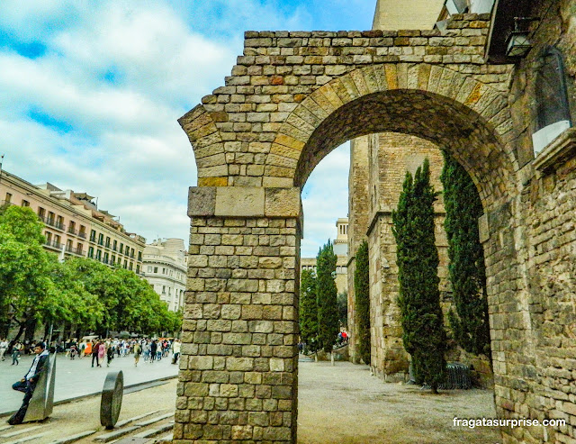 Aqueduto romano na Plaça Nova de Barcelona
