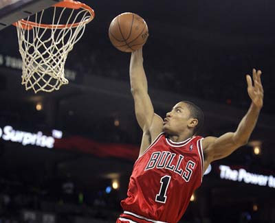 derrick rose dunks on zach randolph. Derrick Rose and David Lee