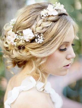 Beautiful And Romantic Wedding Flowers On Your Hair