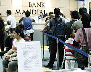 Nasabah BANK Mandiri Telanjang di Ruang Teller