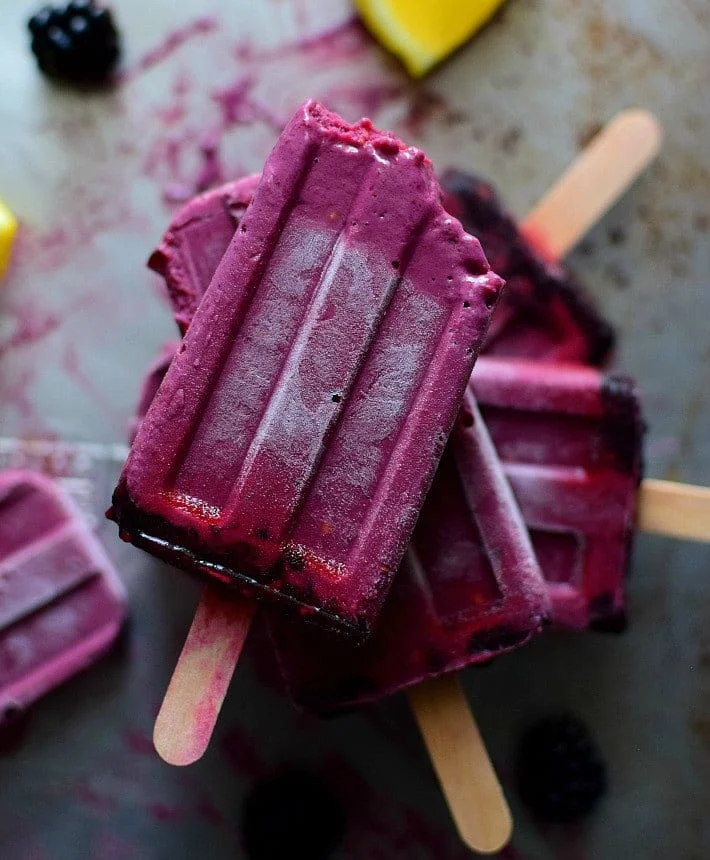 Paletas de moras con yogurt y miel, además tiene un toque de limón. Una merienda saludable y fácil de preparar