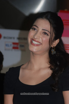 Shruthi Haasan hot in tight black tshirt stills