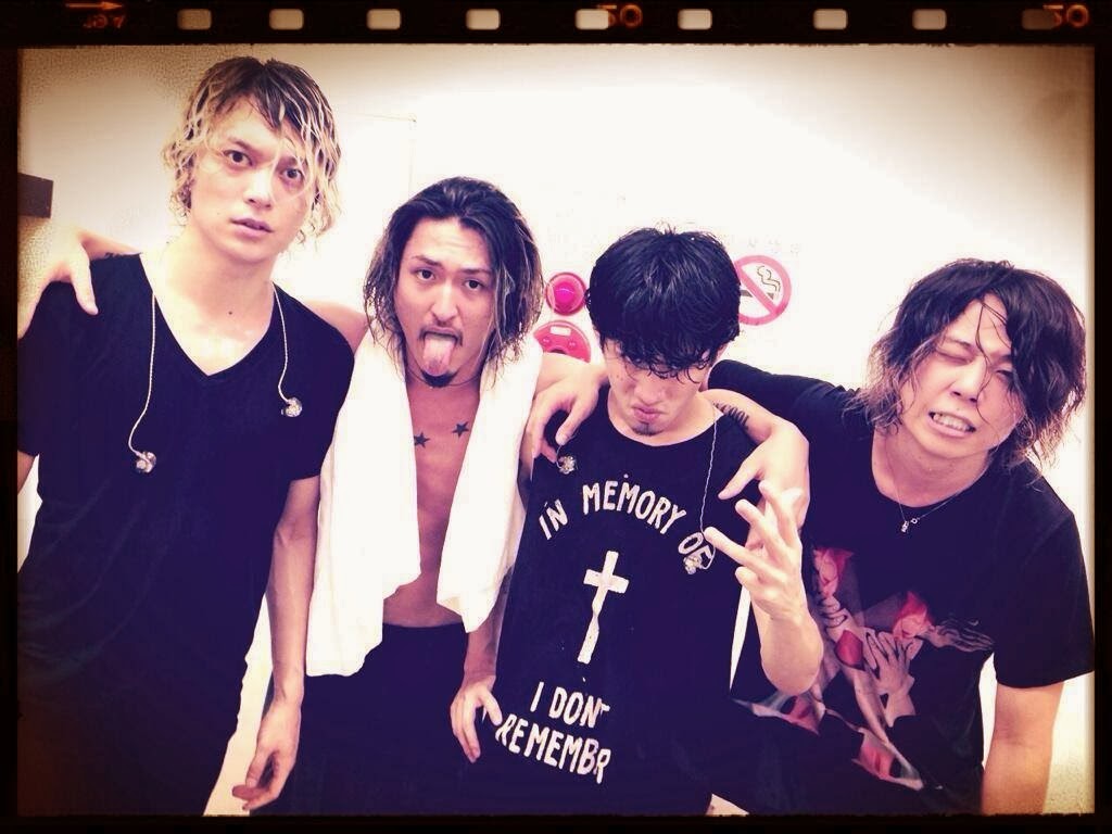 http://oorindonesia.blogspot.com/2014/10/foto-narsis-one-ok-rock.html