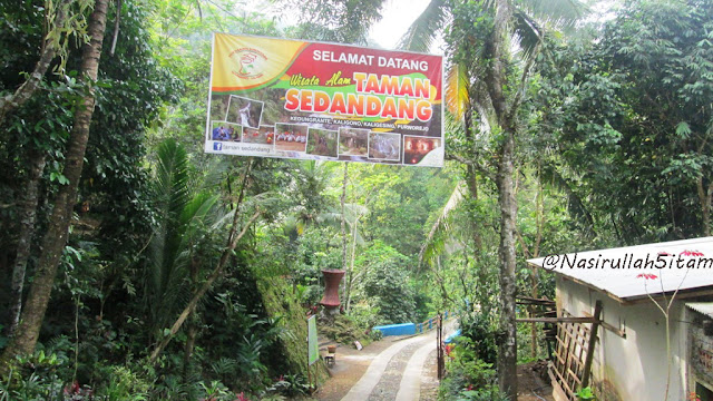 Di depan pintu masuk taman Sedandang