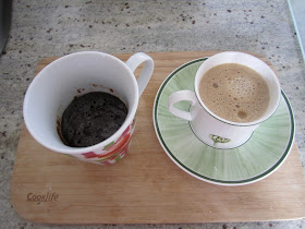 Mug cake au chocolat, sans oeuf, avec du cacao accompagné d'une tasse de café