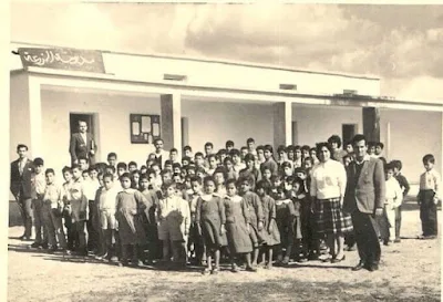 صورة لمدرسة قرية المزرعة قضاء عكا قبل عام ١٩٤٨