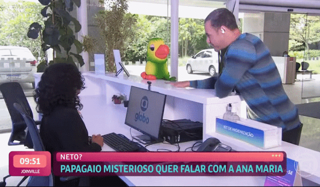 Reprodução de tela de TV, programa Mais Você, com o fantoche papagaio e o repórter Fabrício Battaglini