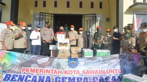 Pemko Sawahlunto Antarkan dan Serahkan Bantuan Untuk Korban Bencana Gempa Bumi di Pasaman