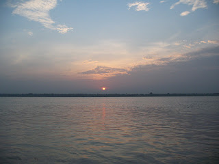 Salida del sol en el Ganges