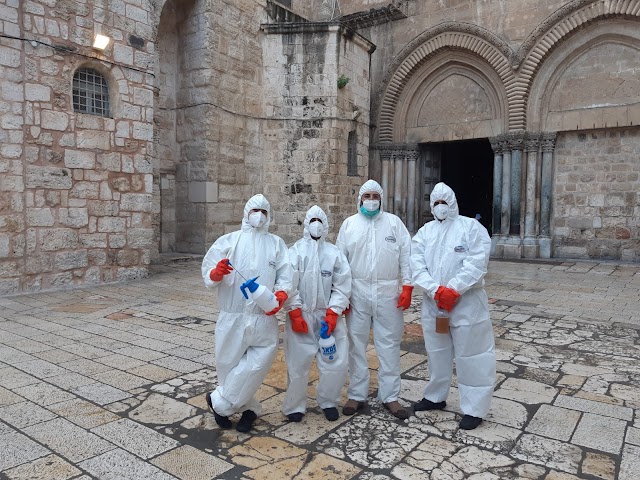 التجمع الوطني المسيحي يجري عملية تعقيم لمسارات السائحين في القدس في إطار "حملة الوقاية من فيروس كورونا"