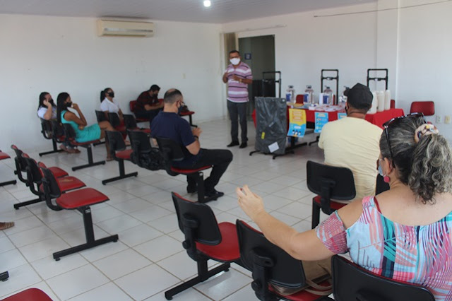 Escolas da rede municipal de Caraúbas recebem kits de bio prevenção