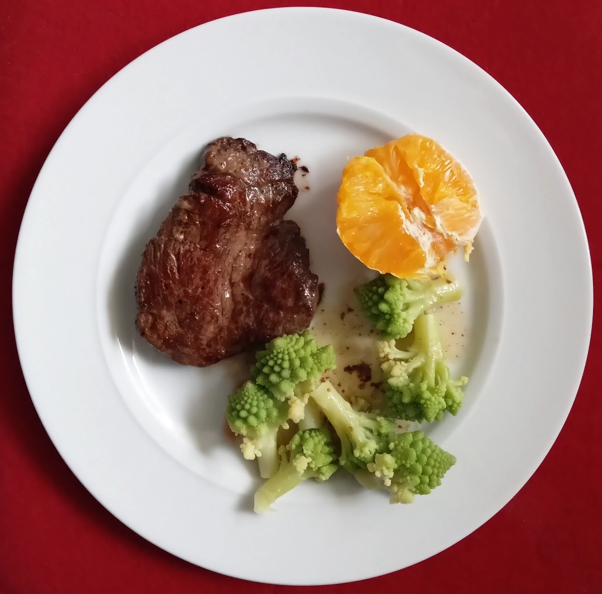 Foodporn: Hüftsteak an Romanescu und Apfelsine