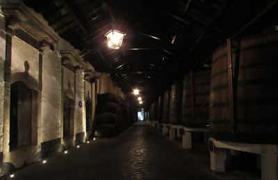 corredor dom vários barris de vinho do Porto