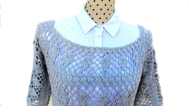 Blusa gris de verano tejida a crochet con mangas cortas y delicados detalles en los bordes.