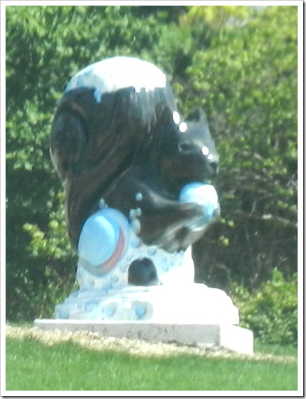 2018-09-17b Kansas, Marysville - Black Squirrel Statues (11)