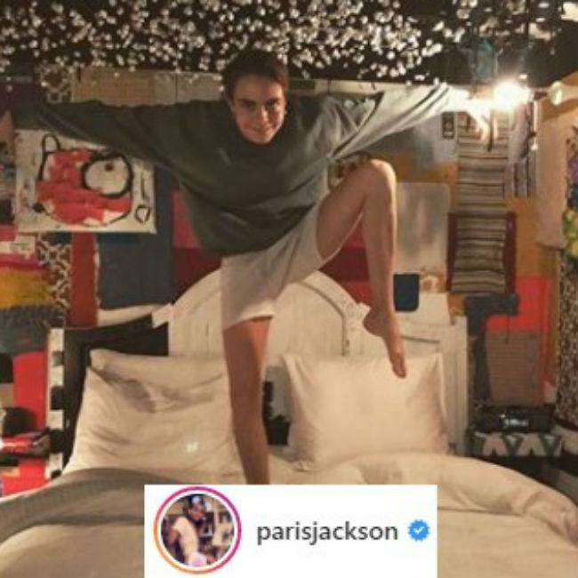Cara Delevingne y Paris Jackson se montan una fiesta del pijama para dos.                  