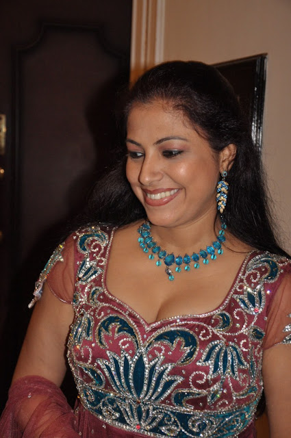 hot indian aunty cleavage show pics