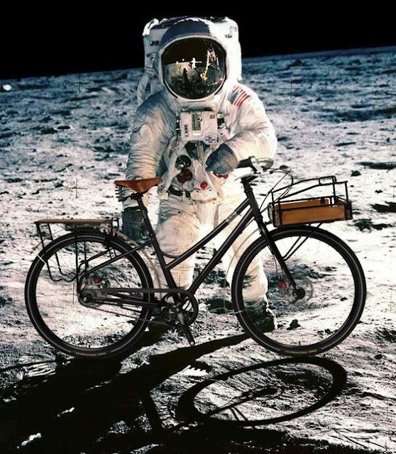 Astronauta y bicicleta