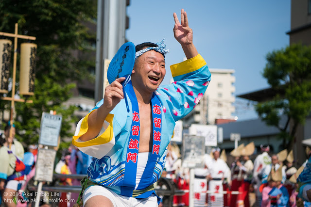 高円寺駅北口広場、阿波踊り、志留波阿連の流し踊りの写真