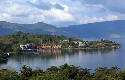 Cruising the lake Toba, enjoy the natural beauty and culinary.