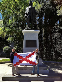 Bandera de Borgoña con el ilustre escultor Salvador Amaya en la estatua de Blas de Lezo - Plaza de Colón - Madrid - el troblogdita - ÁlvaroGP