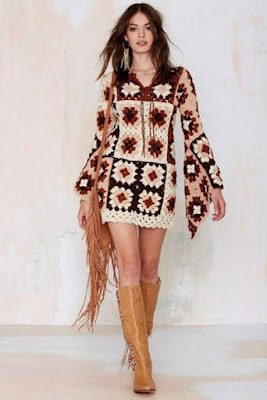 O crochê não precisa ser algo exclusivo para ser usado apenas na moda primavera/verão. Também fica lindo em look's de outono/inverno.