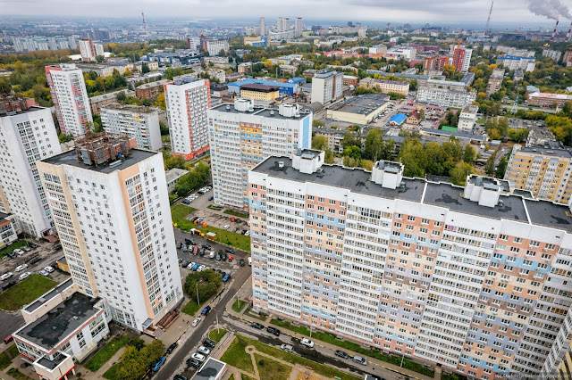 Жилищный комплекс на фоне города и дымящих труб