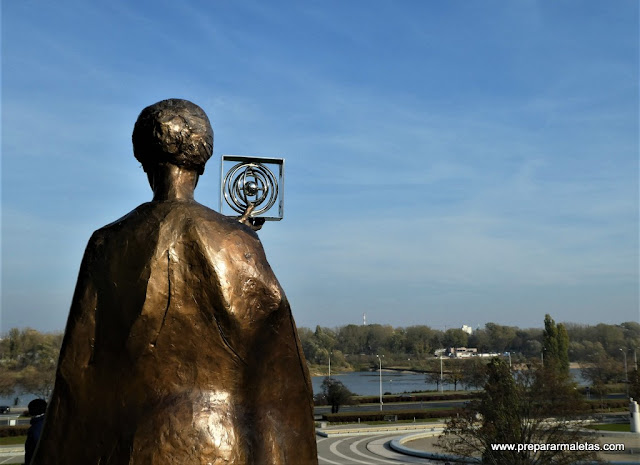 monumento a Marie Curie en Varsovia