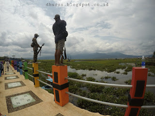 Para Pemancing di Jembatan Biru Sumurup