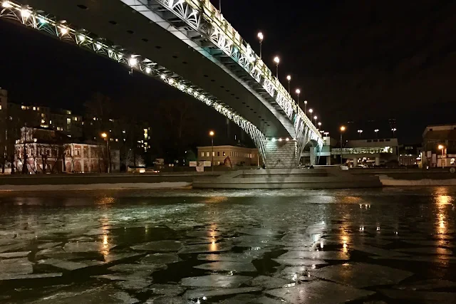 Пречистенская набережная, Москва-река, Патриарший мост