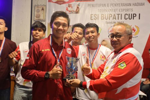 Sekdakab Karimun Menutup dan Menyerahkan Hadiah Turnamen Esport ESI Bupati Cup I